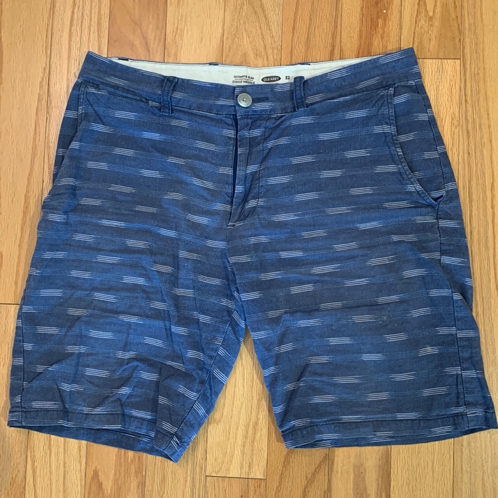 Patterned dark blue shorts
